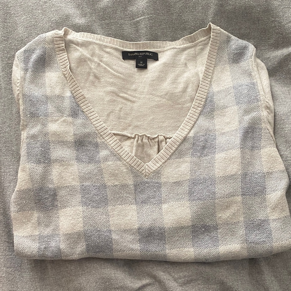 Banana Republic V-Neck Sweater in Cream and Gray